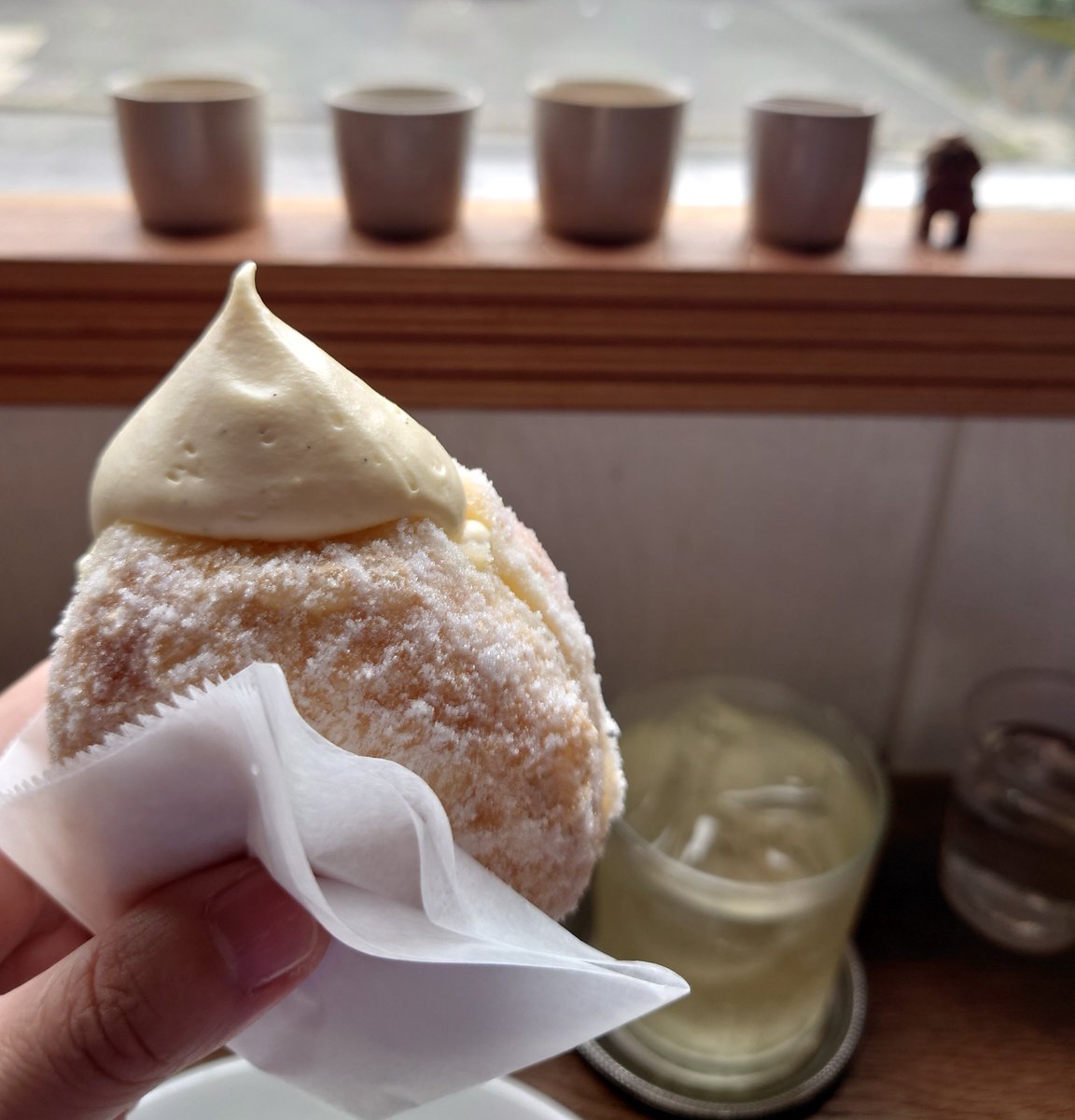cocca_cocco's tweet photo. kew

今回はレギュラーサイズのドーナツを🍩
これこれ、この大きさのが食べたかったの！
カスタードクリームが美味すぎて至福♡

店員さんが覚えてくださってて歓喜♪♫ https://t.co/3GhfPyjBzI