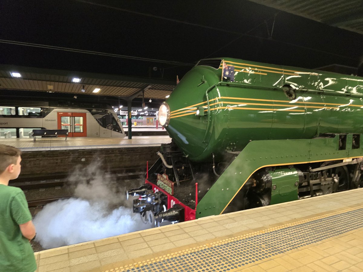 ElsbridgeP's tweet photo. Came to see one train, they threw in a second one absolutely free. Good bargain https://t.co/ABm4ny9bK8