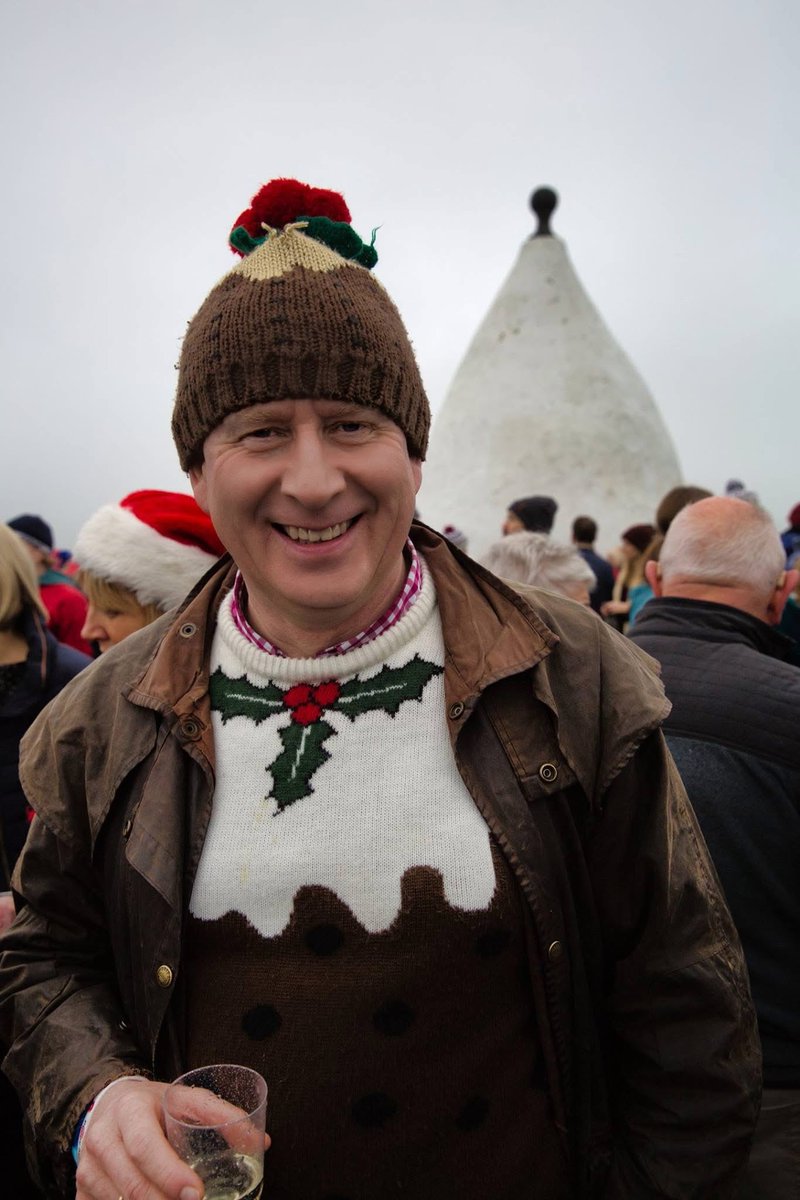 SCJmurphy's tweet photo. Festive knitwear for #alphabetchallenge #weekkforkn #bollington #whiteNancy https://t.co/HhYbQA6lij