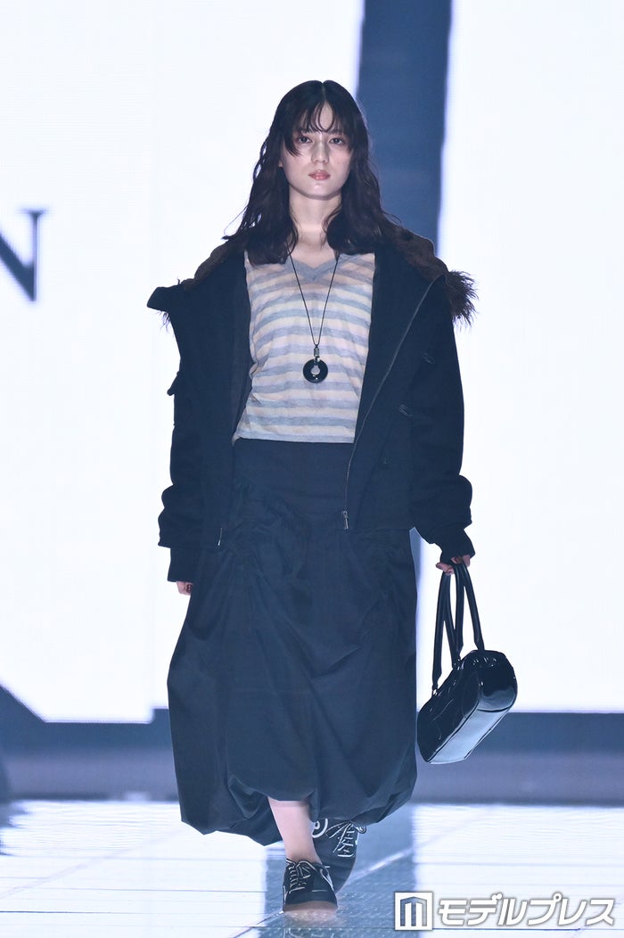 modelpress's tweet photo. 【❤️TGC 2026 A/W❤️】

日向坂46小坂菜緒、モー��コーデで存在感放つ アンニュイな表情で観客魅了✨
https://t.co/mqa8v3KfJa

#マイナビTGC #TGC https://t.co/aZFa9hNyTP