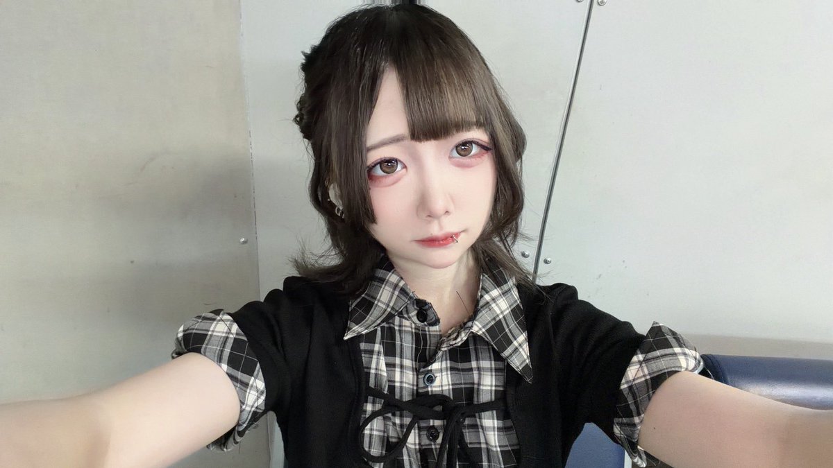 atarayo_miku's tweet photo. 皆様初めまして。
10/17(土)、ATARAYOにて新たな人生を始めさせていただきます、黄昏パープル担当【夕凪みく】と申します。
全てが新しい挑戦、貴方のその一つの紫で見守って欲しいです。

10/17(土)
GIGA •GIGA SONIC
in 幕張メッセ

お待ちしております。 https://t.co/Oe5vDKItLx