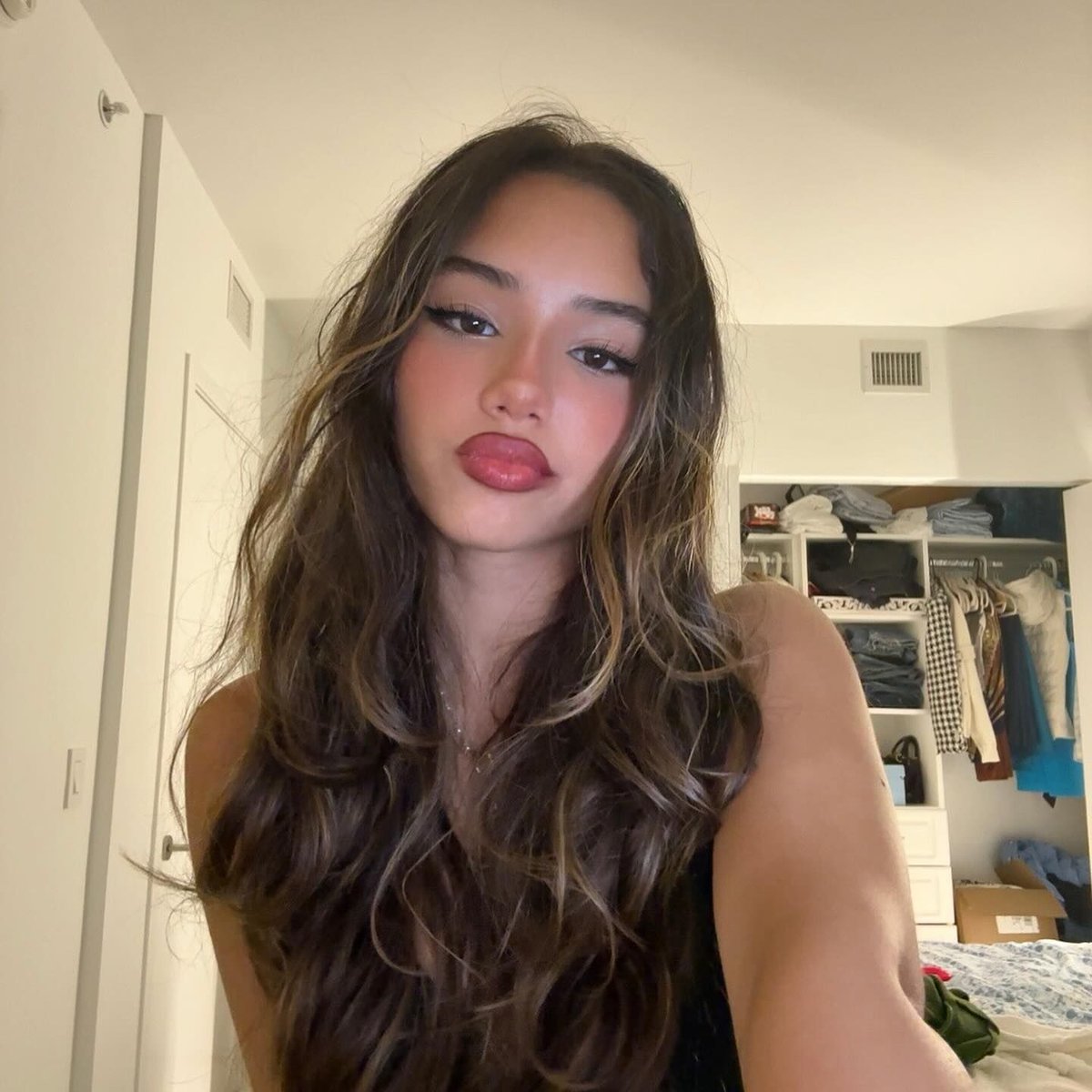 VincentWilg3's tweet photo. Miss Universe seconds before her skirt fell down https://t.co/OAUnEiSON6