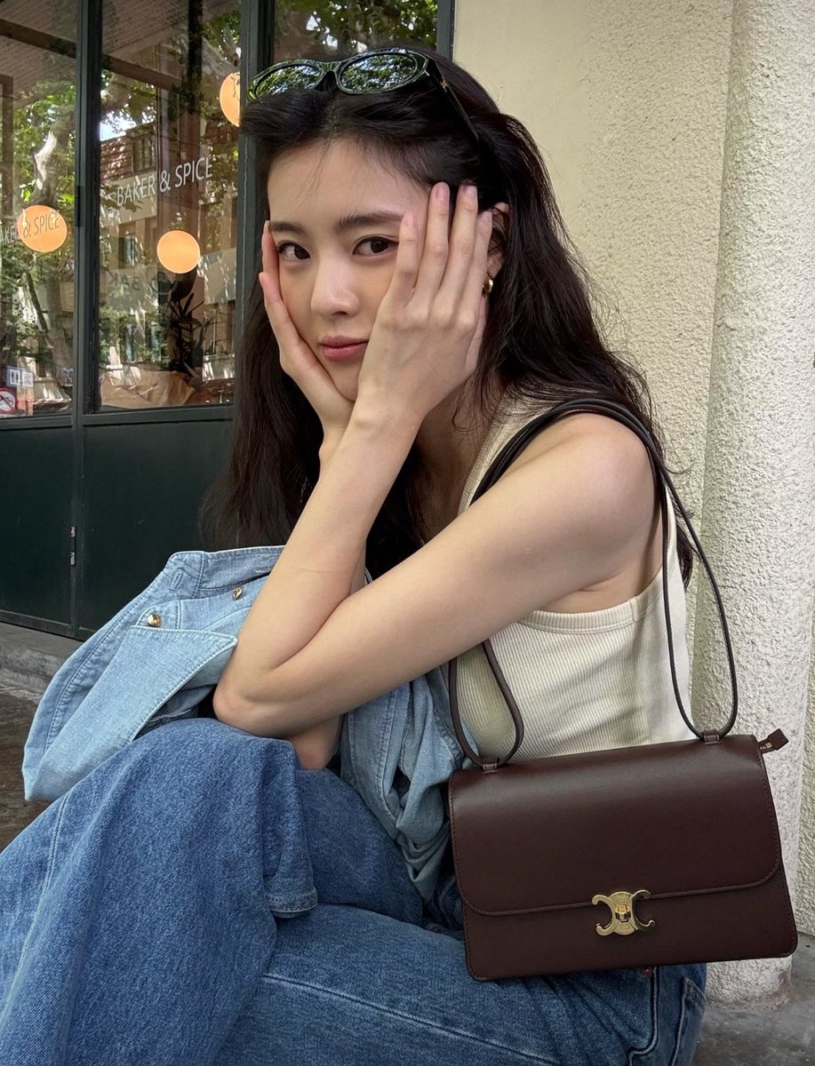 EZ_107's tweet photo. 넌 대체 뭘 하는 여자길래.. https://t.co/OY2Dw6BBhI
