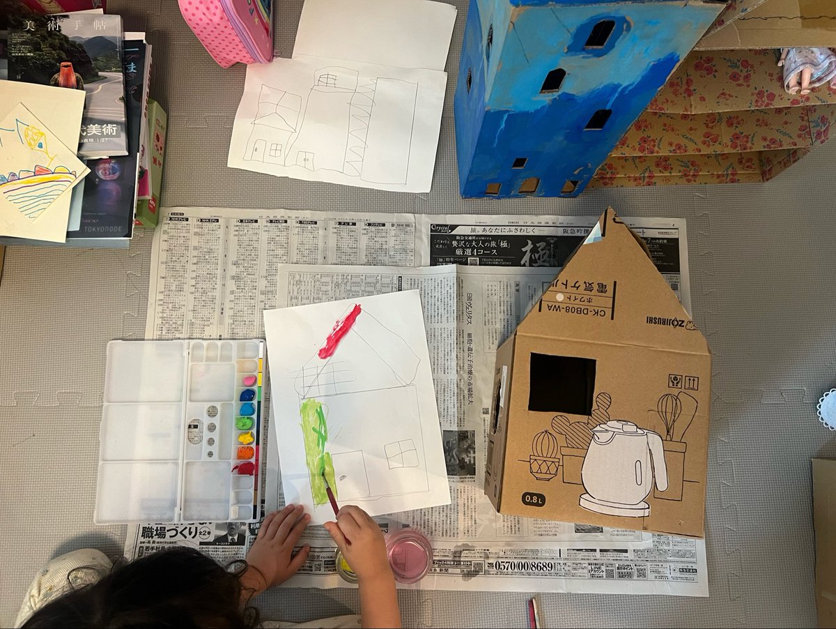 ryuji_fujimura's tweet photo. 土曜日の朝。娘氏が工作したいと言うのでまず作りたいものを紙に描いて「せっけいず」描いてみたらと言ったら町並みみたいなのを描いてきた。家型のボリュームを「レインボー」に塗りたいというのでパレットに7色を並べて「せっけいず」で色彩計画。即興ではなくまずプランニングから。 https://t.co/j2aku3DHu8