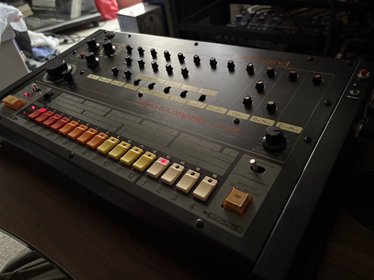 YuichiArai777's tweet photo. 遂に買ったど！
"アナログドラムマシンの王" 「TR-808 (MIDI改造)」
発送直前のメールでなんとBD decayも弄られている事を知った。で、decay伸ばしていくとノーマル808とは比べ物にならない狂気の「808ベース」が🔥(動画でわかります)

@FiveGmusicTechn 
@MyRoland 
#TR808 https://t.co/jXsujBLCwS