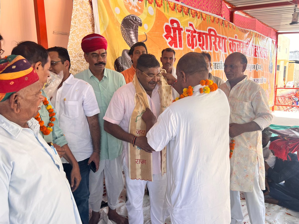 Surenderkansera's tweet photo. श्री रघुनाथ जी नाड़ा बालाजी मंदिर समिति रजिस्टर्ड द्वारा आज भामाशाह श्री सुरेंद्र सिंह जी कासेडा का श्री राम कथा में सहयोग हेतु धन्यवाद देते हुए उनका ग्राम कासेड़ा के केसरिया कंवर जी महाराज मन्दिर में आयोजित वार्षिक मेला उत्सव में स्मृति चिन्ह भेंट कर दुप्पटा ओढ़ाकर कर सम्मान किया गया। इस दौरान समिति के उत्तमचंद जी बियाणी, महेश जी यादव, महेंद्र जी पारीक, धर्मेंद्र सिंह जी राठौड़ मोजूद रहे।