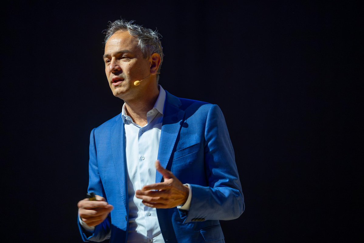 DanieleGanser's tweet photo. Gestern am 18. September sprach ich in Duisburg. Ich danke allen 1200 Gästen für das große Interesse und die tolle Stimmung! Wir müssen nicht kriegstüchtig, sondern friedenstüchtig werden! Wir sind ganz viele, die keine Kriege wollen!

Heute spreche ich in Gießen, morgen in Heilbronn, dann in Böblingen. Auf meiner Herbsttour spreche ich auch in Meran, in Pontresina im Engadin und in Basel (Fotos: Dirk Wächter).