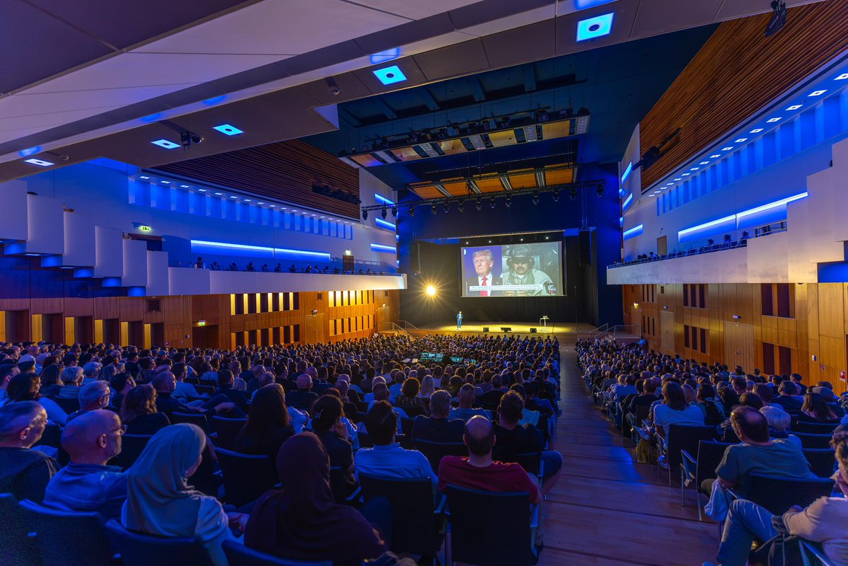 DanieleGanser's tweet photo. Gestern am 18. September sprach ich in Duisburg. Ich danke allen 1200 Gästen für das große Interesse und die tolle Stimmung! Wir müssen nicht kriegstüchtig, sondern friedenstüchtig werden! Wir sind ganz viele, die keine Kriege wollen!

Heute spreche ich in Gießen, morgen in Heilbronn, dann in Böblingen. Auf meiner Herbsttour spreche ich auch in Meran, in Pontresina im Engadin und in Basel (Fotos: Dirk Wächter).
