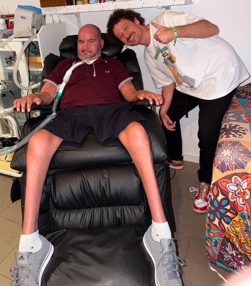 pons_sabate's tweet photo. Ayer pasé una maravillosa tarde con mi amigo perro cabr0n @LuisitoComunica 😃 https://t.co/NTXVCRVLpa