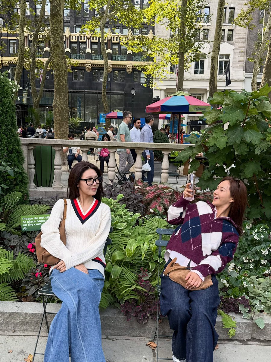 ultsootaeng's tweet photo. more of hyorisoo in new york omg 🥹 https://t.co/lOp0weRcED