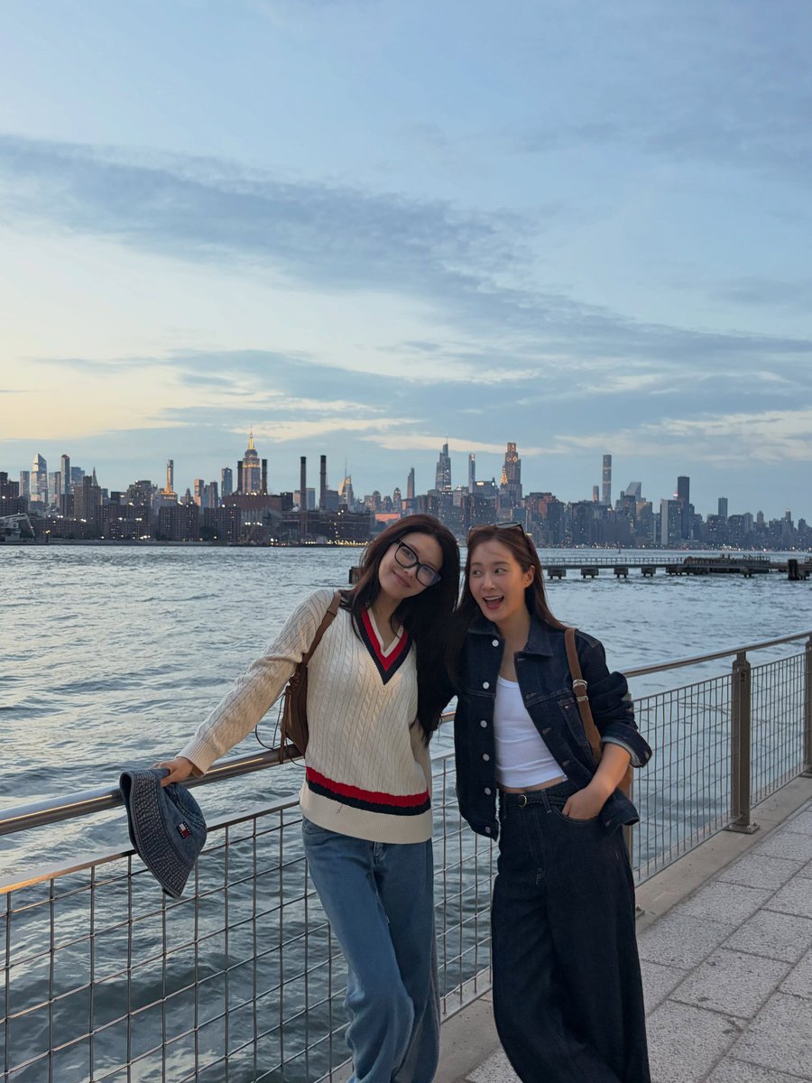 ultsootaeng's tweet photo. more of hyorisoo in new york omg 🥹 https://t.co/lOp0weRcED