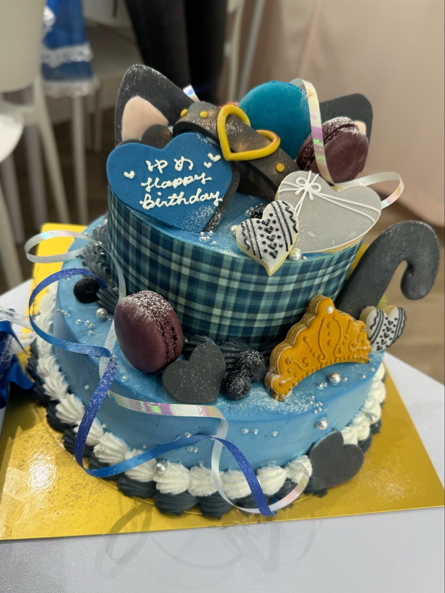 koikagi_yume's tweet photo. 愛瀬ゆめ生誕祭2026~猫の恩返し~本当にありがとうございました。

去年の生誕祭で私は「アイドルに救われて、アイドルになった」と話しました。

あの頃の私は、生きる理由も見つからなくて、ただ毎日を過ごしていて、

そんな私が今、こんなにも大好きな人たちに囲まれて、夢を語れて、未来を信じられていることが本当に幸せです。

正直、今でも自信をなくしたり、不安になったりすることはたくさんあります。

でも、辞めたいと思った時も、逃げたいと思った時も、いつもみんなの顔が浮かびます。

みんながいるから頑張れるし、みんながいるから私はアイドルでいられます。

そして何より、今日という日のために時間を作ってくれたこと。

お仕事や学校、お家のことがある中で会いに来てくれたこと。

私のために応援という形で力を貸してくれたこと。

メセカなどたくさんの準備をしてくれたこと。

遠くから駆けつけてくれたこと。

全部、本当に当たり前じゃないと思っています。

みんなそれぞれの人生があって、大切な時間がある中で、その一部を私のために使ってくれた事、本当にありがとうございます。

だから私は、その気持ちに恥じないアイドルでいたいし、

「愛瀬ゆめを応援していてよかった」

そう思ってもらえるようにこれからも頑張ります。

何者でもなかった私を見つけてくれてありがとう。

私に居場所をくれてありがとう。

そして、何者でもなかった私をアイドルにしてくれてありがとう。

今年の生誕祭のテーマは「ねこの恩返し」でした。

これまでみんなにもらったたくさんの愛を、少しずつでも恩返ししていけるように、

いつかみんなともっと大きな夢を叶えられるように。

これからも愛瀬ゆめらしく、誰よりも努力して、誰よりもみんなと夢を追いかけていきます。

今日見た景色一生忘れません。

出会ってくれてありがとう。

見つけてくれてありがとう。

何者でもない私をアイドルにしてくれてありがとう。

これからもコイカギと愛瀬ゆめをよろしくお願いします💙🐾