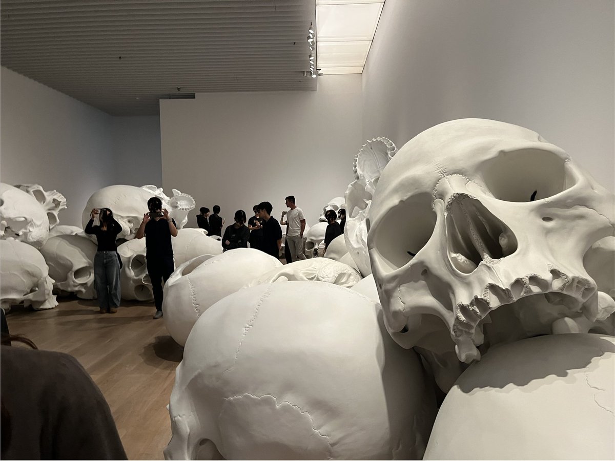 marei_de_pon's tweet photo. 森美術館で開催中のロン・ミュエク展に行ってきました！ 観念的ともいえる「不安で不調和な」デフォルメフィギュア造形で有名なオーストラリアのアーティストですが、いやぁやっぱ凄い。もっと早く来れば良かった。ちなみに9/23までなので、ご興味ある方はお早めに！
https://t.co/0o2Kmc8xel https://t.co/DjmfSQEAPq