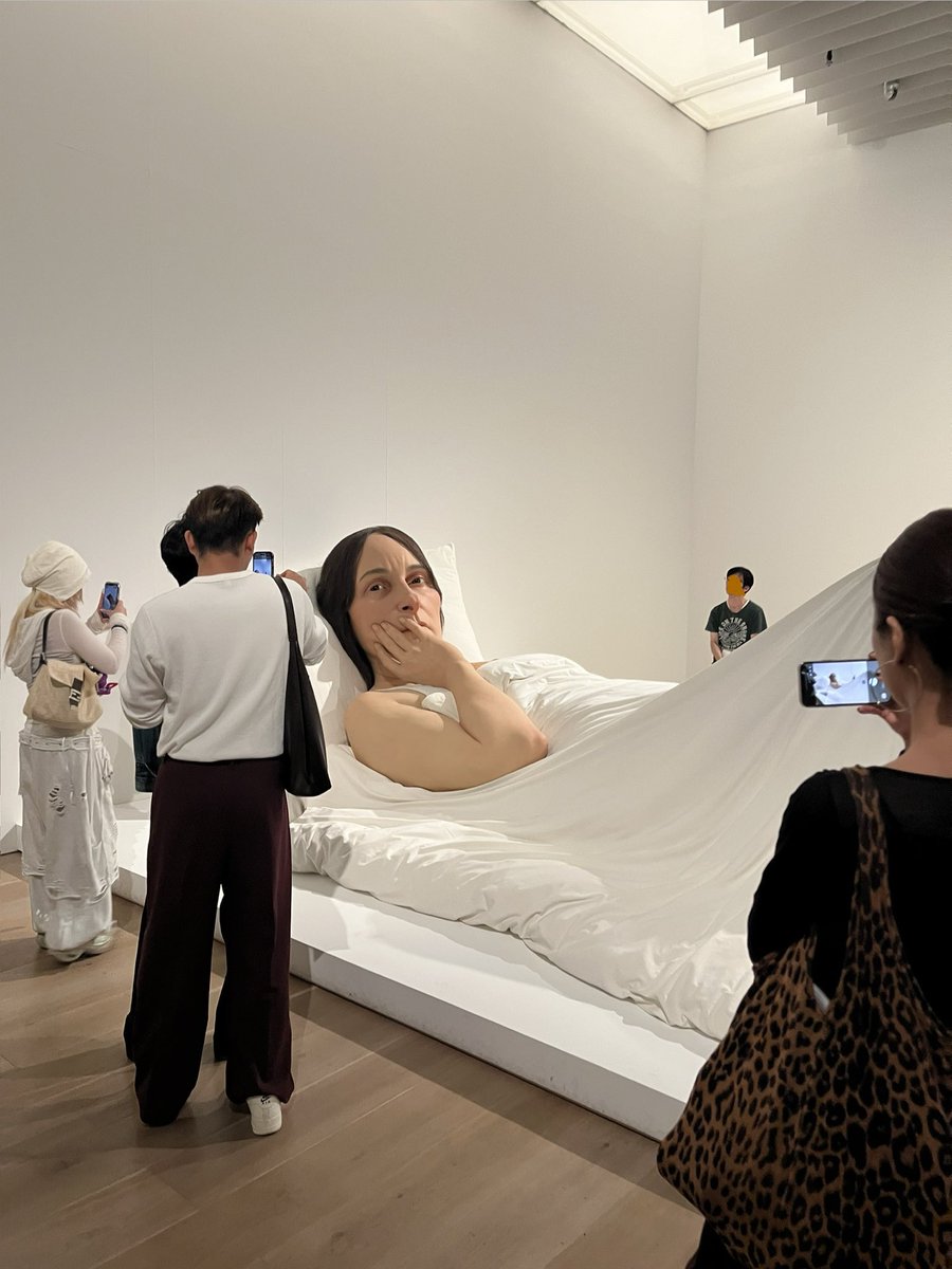 marei_de_pon's tweet photo. 森美術館で開催中のロン・ミュエク展に行ってきました！ 観念的ともいえる「不安で不調和な」デフォルメフィギュア造形で有名なオーストラリアのアーティストですが、いやぁやっぱ凄い。もっと早く来れば良かった。ちなみに9/23までなので、ご興味ある方はお早めに！
https://t.co/0o2Kmc8xel https://t.co/DjmfSQEAPq