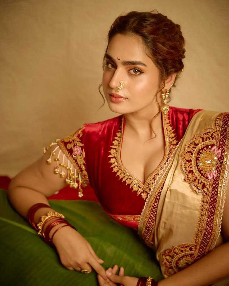 AnantapurCinema's tweet photo. Ayesha Khan for #AnkitaLokhande’s Ganpati Celebration In Mumbai 💛✨

#Ayesha #AyeshaKhan https://t.co/HoYKU8P6wk