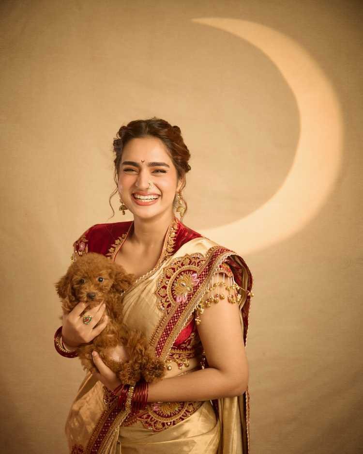 AnantapurCinema's tweet photo. Ayesha Khan for #AnkitaLokhande’s Ganpati Celebration In Mumbai 💛✨

#Ayesha #AyeshaKhan https://t.co/HoYKU8P6wk