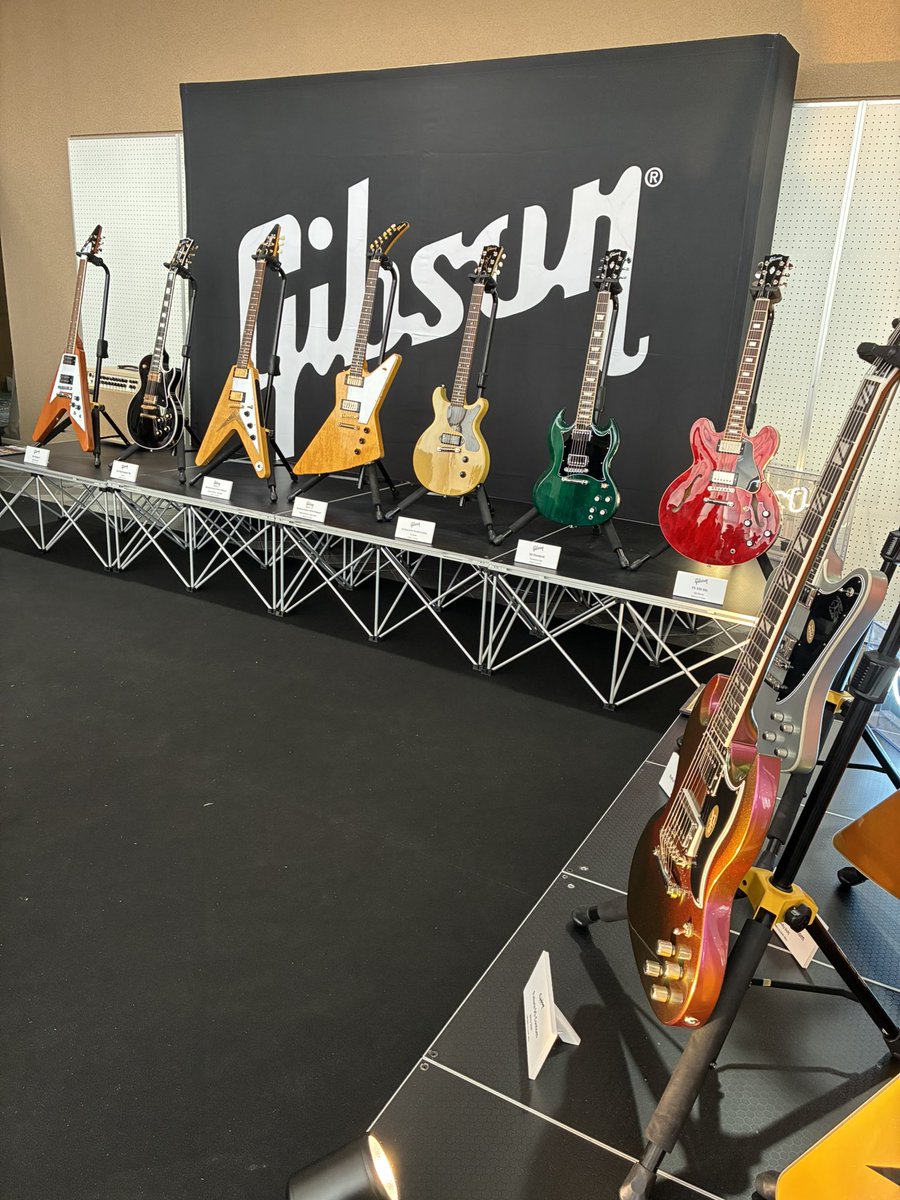 macimaro22's tweet photo. 意気揚々とOTモデルとSGを試奏して、
ハキハキと「キーホルダー下さい」って言ったら、もう無かった…
トホホ遅かったよ
キーホルダーの代わりにピック頂きました https://t.co/JD5RVaR9zP
