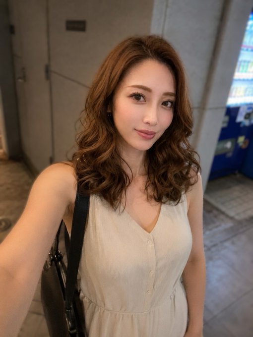 Aga03319072's tweet photo. 46歳の女に『手、繋いでもいい？』って聞かれたら…  

○ 嬉しい 
× 困る  
どっちですか？ https://t.co/TWrpIbCYRH