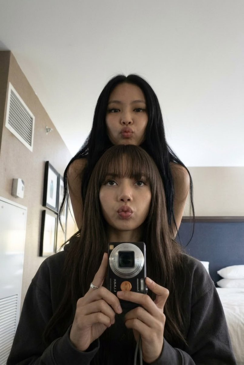 anotherrruby's tweet photo. “Lisa NextDoor”

a short JENLISA AU wherein two childhood besties end up living in the same boarding house, right next door to each other. one is annoying as hell, the other is just trying to survive.

“Dear diary, pengen pindah kos.”

GxG https://t.co/kmZ66JP3Fm