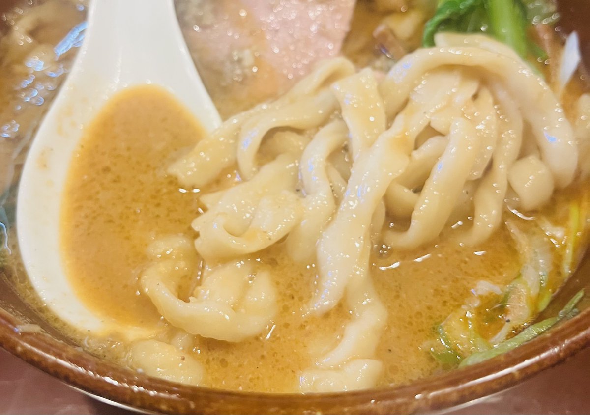 ramen_neet_bb's tweet photo. 松尾製麦
祖師ヶ谷大蔵駅

燻製背脂味噌中華蕎麦
米騒動(半ライス＋バター)
生卵　アブいの×2

連休の限定が気になったので久々！
とんでもなく凶暴でめちゃ旨な味噌🤤
スープの濃さにこの麺がめちゃ合う🥰
この味噌ハンパないです！！
生卵もめちゃ合って必須レベル😚
濃厚味噌好きなら満足必至です🤤 https://t.co/GytYtHFeMo