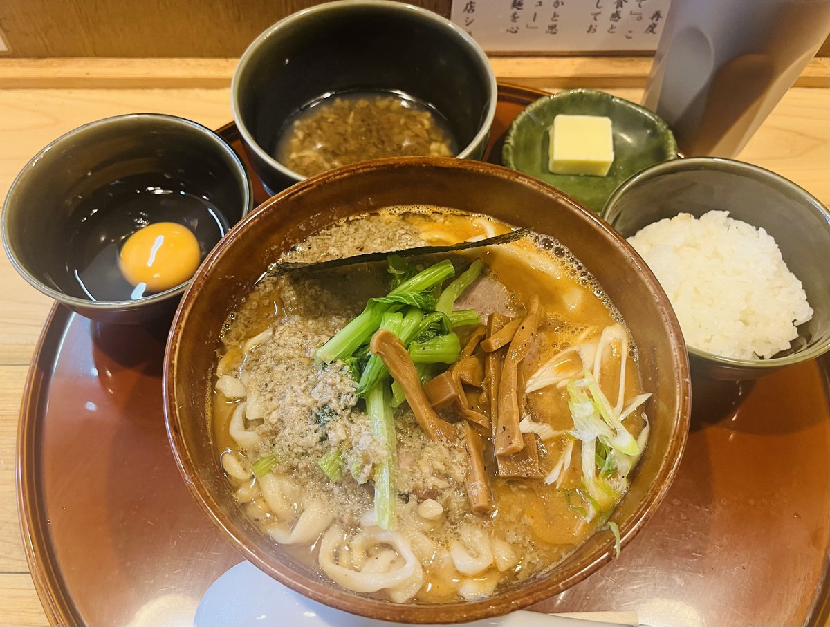 ramen_neet_bb's tweet photo. 松尾製麦
祖師ヶ谷大蔵駅

燻製背脂味噌中華蕎麦
米騒動(半ライス＋バター)
生卵　アブいの×2

連休の限定が気になったので久々！
とんでもなく凶暴でめちゃ旨な味噌🤤
スープの濃さにこの麺がめちゃ合う🥰
この味噌ハンパないです！！
生卵もめちゃ合って必須レベル😚
濃厚味噌好きなら満足必至です🤤 https://t.co/GytYtHFeMo