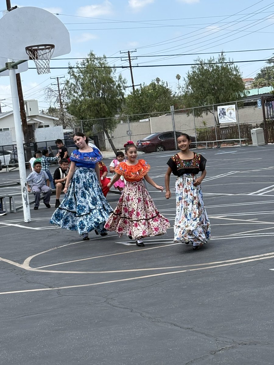 OLGLionsLA's tweet photo. 🇲🇽🎉 ¡Viva México! Our OLG Fiestas Patrias celebration was filled with music, culture, fun, and Lion pride! 💚💛🦁 Our students showcased their talents through wonderful performances, including a beautiful Mexican folklórico dance. 💃🇲🇽 https://t.co/MYDc32Skly