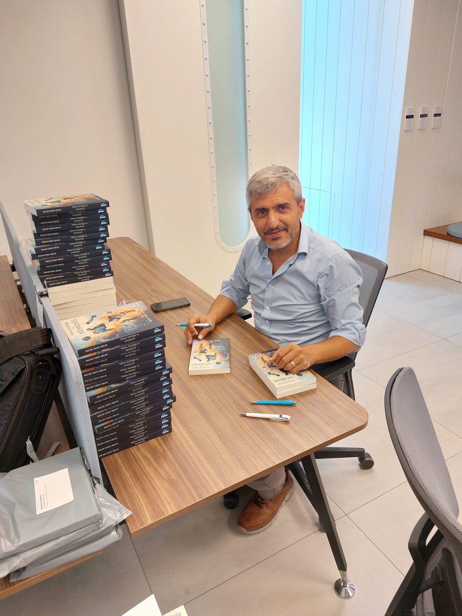 Ferhatarslandr's tweet photo. Yayınevi sahibi ile imza günü yaptık :))
Kargo yapmaya devam. https://t.co/mVEOK5zlQh