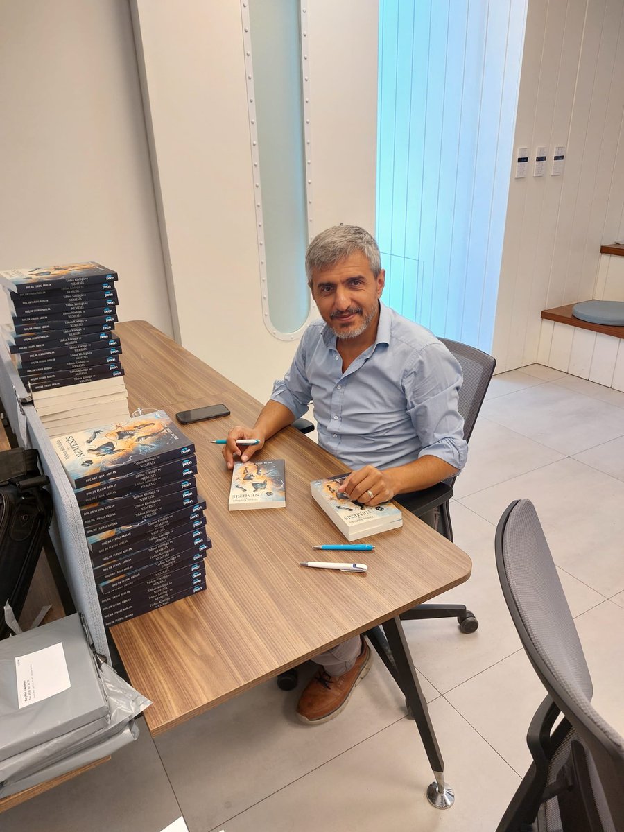 Ferhatarslandr's tweet photo. Yayınevi sahibi ile imza günü yaptık :))
Kargo yapmaya devam. https://t.co/mVEOK5zlQh