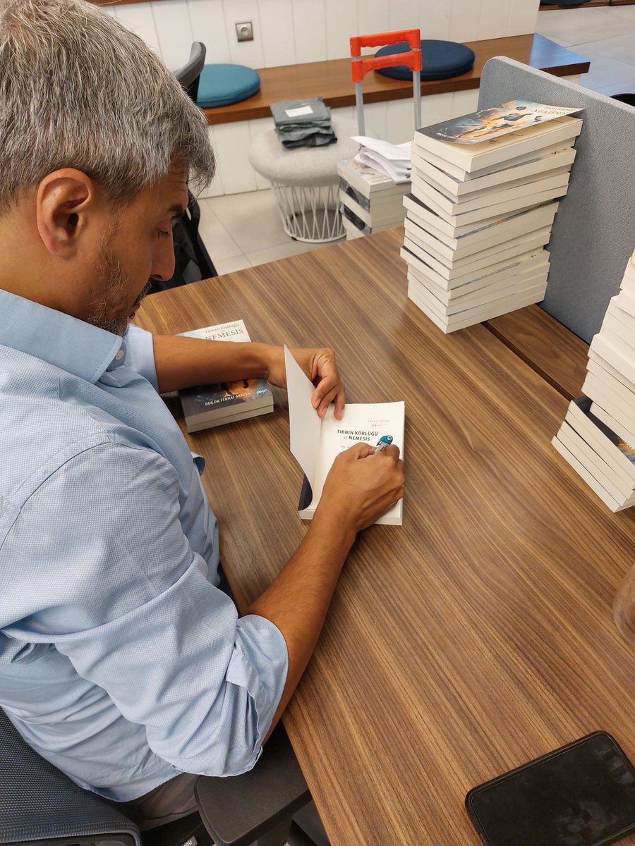 Ferhatarslandr's tweet photo. Yayınevi sahibi ile imza günü yaptık :))
Kargo yapmaya devam. https://t.co/mVEOK5zlQh