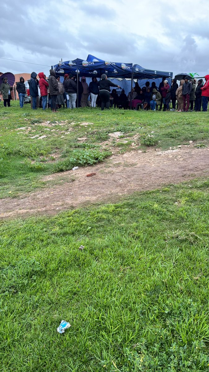 DAEasternCape's tweet photo. Listening to the community in Motherwell
Cllr Mafumana met with residents in Ward 56, Motherwell, to engage directly with the community, hear their concerns and discuss the issues affecting residents.
#DA #GetSouthAfricaWorking #NMB #Motherwell #Ward56 #bluesaturday https://t.co/4gOPHgLVZH