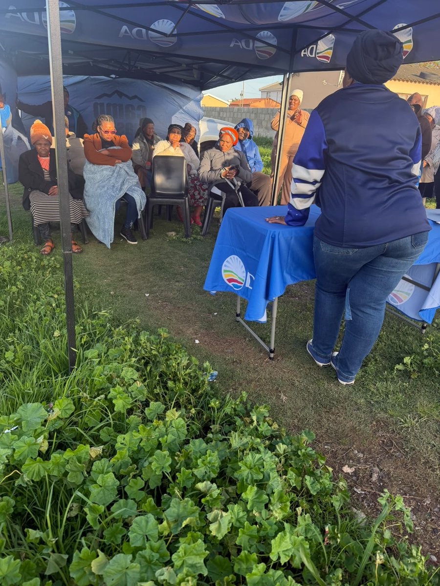 DAEasternCape's tweet photo. Listening to the community in Motherwell
Cllr Mafumana met with residents in Ward 56, Motherwell, to engage directly with the community, hear their concerns and discuss the issues affecting residents.
#DA #GetSouthAfricaWorking #NMB #Motherwell #Ward56 #bluesaturday https://t.co/4gOPHgLVZH