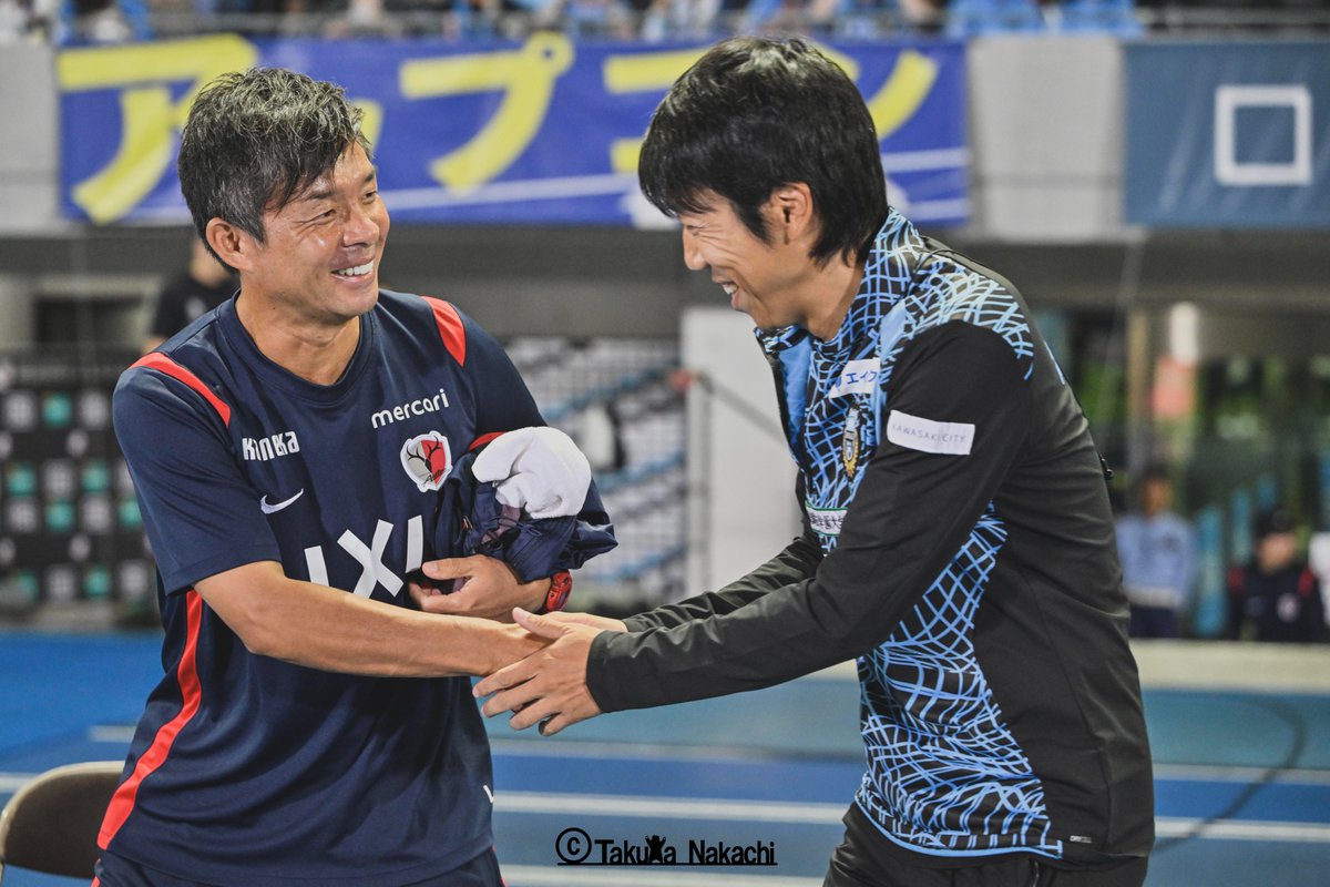 ikinikuishiro's tweet photo. #川崎フロンターレ と #鹿島アントラーズ の試合を前に #鬼木達 監督と #中村憲剛 HCが握手。
公式戦で指導者として２人が顔を合わせる歴史的な瞬間でした！ https://t.co/S6wu4JwKbP