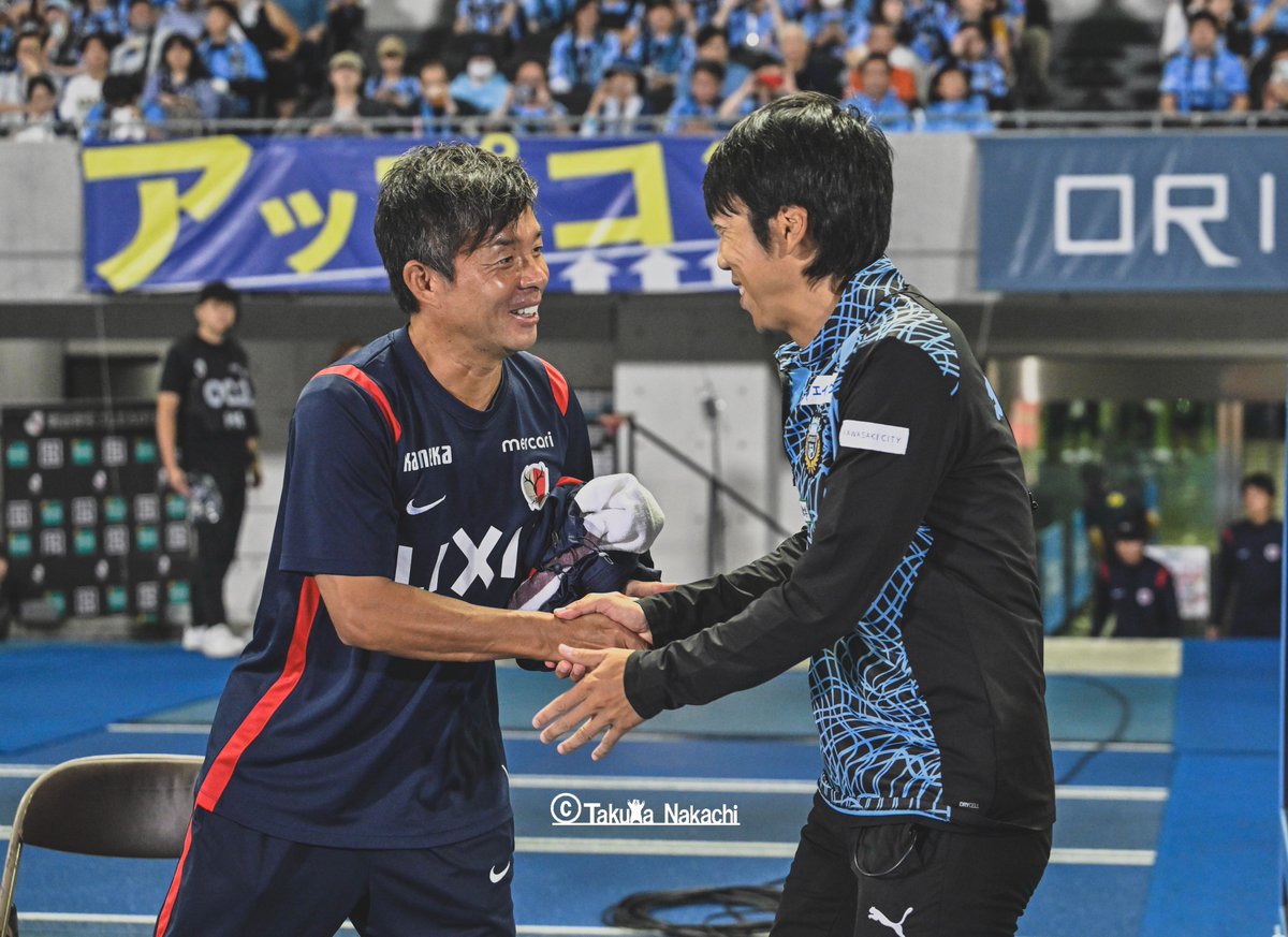 ikinikuishiro's tweet photo. #川崎フロンターレ と #鹿島アントラーズ の試合を前に #鬼木達 監督と #中村憲剛 HCが握手。
公式戦で指導者として２人が顔を合わせる歴史的な瞬間でした！ https://t.co/S6wu4JwKbP