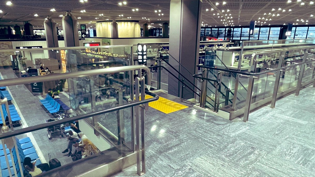 mikikiitos's tweet photo. (3/6)続いて20:33頃、スーツケースが爆発したシーン。こちらも第1ターミナル南ウイングJカウンター付近ですが、階段を5Fに上がったところです。一般の旅客は使わない場所なので、ややレアかもしれません🤔
#成田空港 #大空港
#大空港gate24 #gate24 https://t.co/K5pBGFRfrl