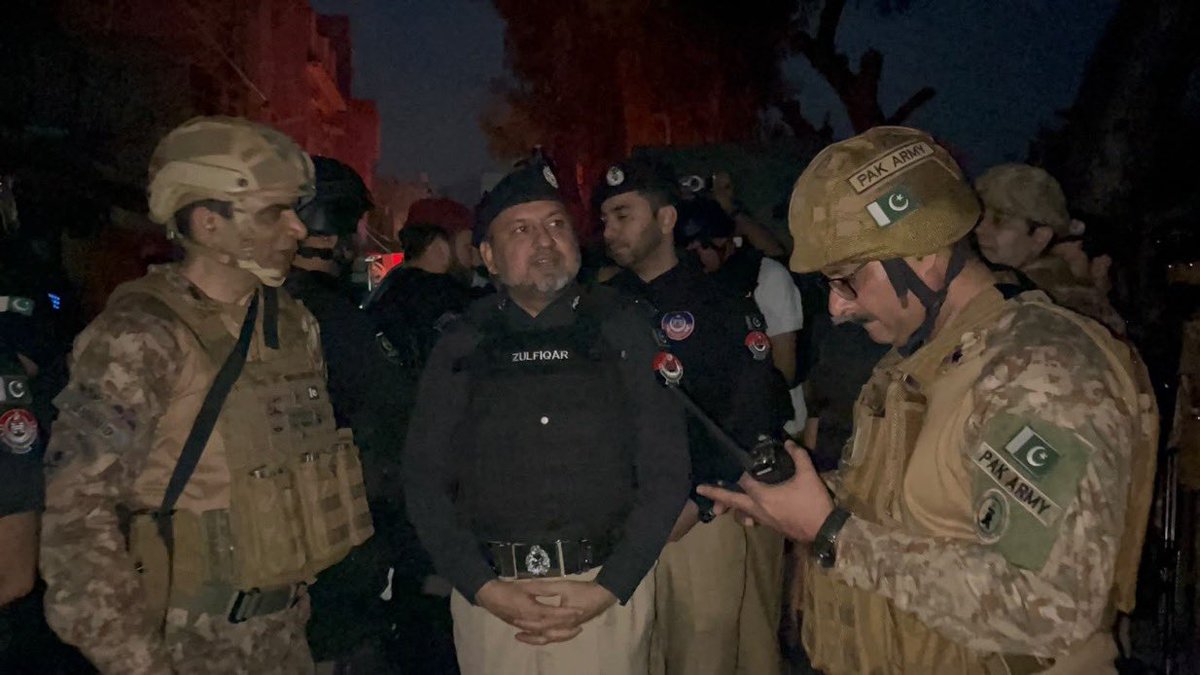 PakistanFauj's tweet photo. Major General Shahid Ameer Afsar GOC 9 Div Kohat, IG Police KP Zulfiqar Hameed, RPO &amp; DPO Kohat, jawans/officers on ground  during last night’s Operation against Indian proxy Fitna al Khawarij terrorists.

All 8 terrorists have been Eliminated 

#Pakistan #PakistanArmy #ISPR https://t.co/jJPTEVPZ6T