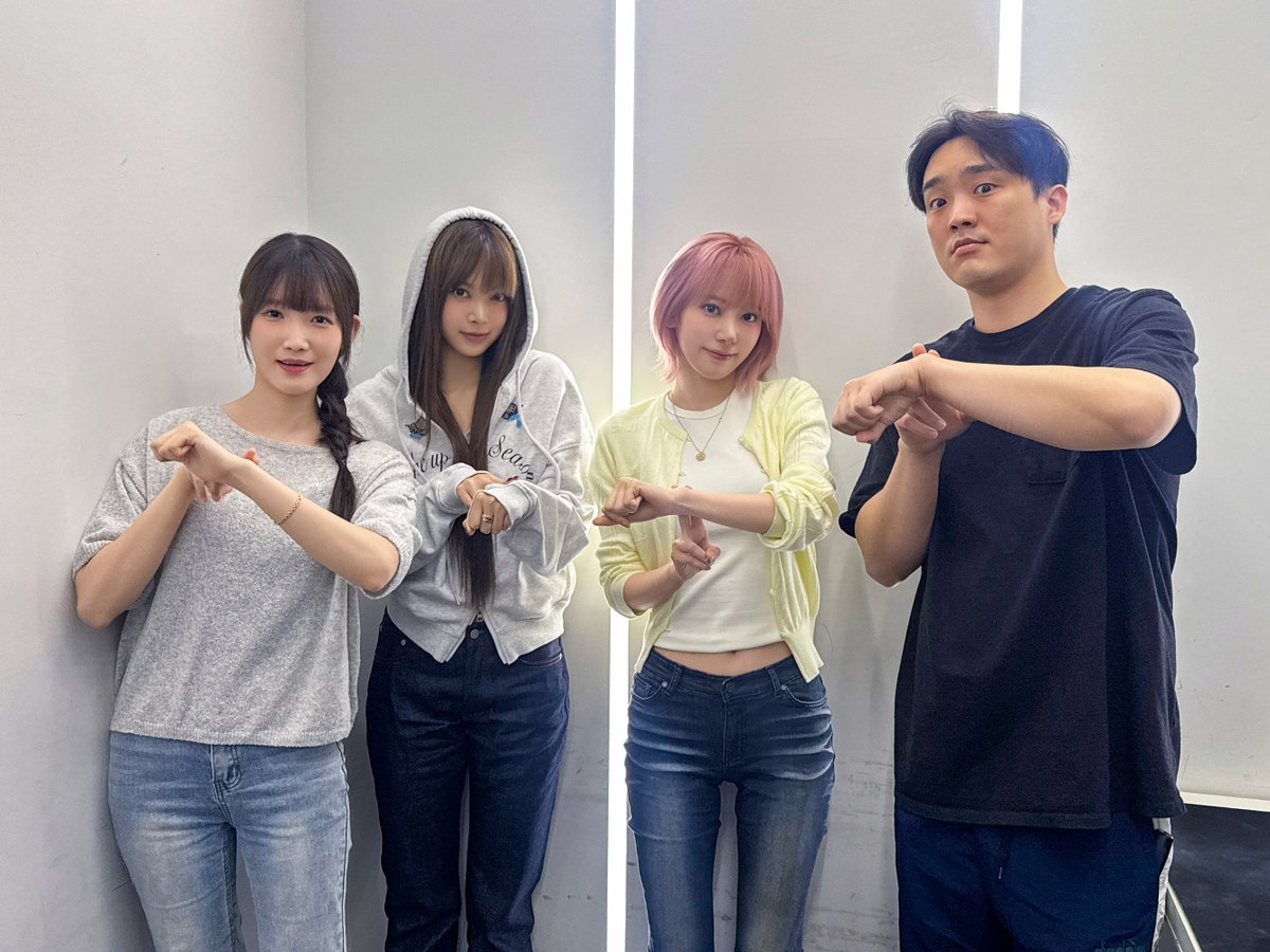 le_sserafim's tweet photo. 르세라핌: 오버워치 할 사람?

서넹 &amp; 나무늘보: 🙋
피어나 : 🙋

30분 후 공개! 🔥🎮

#LE_SSERAFIM #르세라핌 
#MadeMyNight https://t.co/9QyK45tjf2