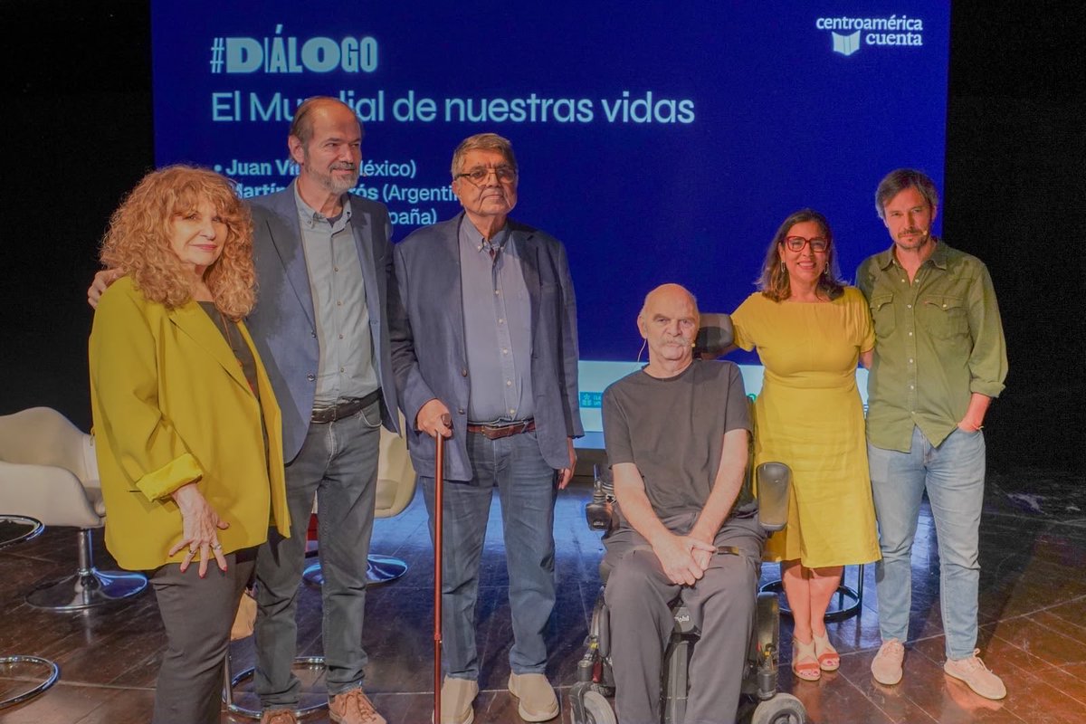 casamerica's tweet photo. @Laura_Ch @RJaureguiA @cacuenta @GiocondaBelliP @AlcobaLalcoba @pcrenes @RicardoBaixeras ⚽ Así fue el diálogo 'El Mundial de nuestras vidas’. Hablamos de fútbol, un lenguaje compartido donde se encuentran la memoria, las infancias, las familias y las patrias emocionales. 

👥 Con J@JuanVilloro56 y @martin_caparros.
🎙️ Moderó: Diego Barcala https://t.co/OaQFT6MYu0