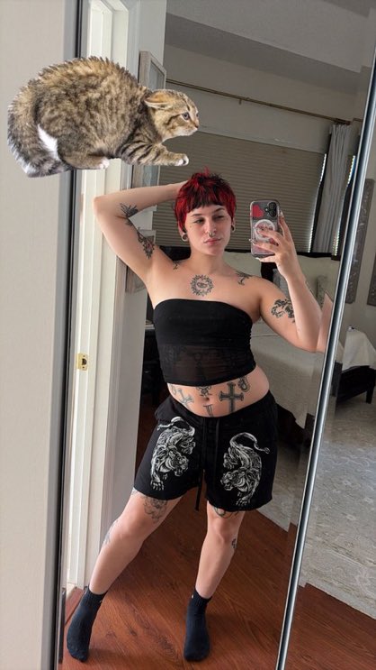 Alicelilt2's tweet photo. Trans women ARE WOMEN 🏳️‍⚧️ do you think im cute? https://t.co/pK2fhT8nEe