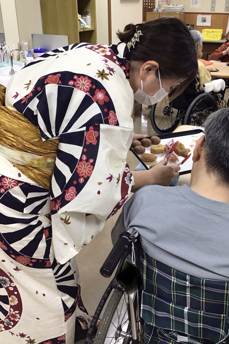 arcadia_kaigo's tweet photo. フロアごとに敬老の日のお祝を行いました👑
お祝いの色紙の贈呈や職員から歌や踊りのプレゼントがありました。
おやつの時間には、皆様に和菓子バイキングで楽しんでいただきました🍡 https://t.co/bdBrOqLzF1