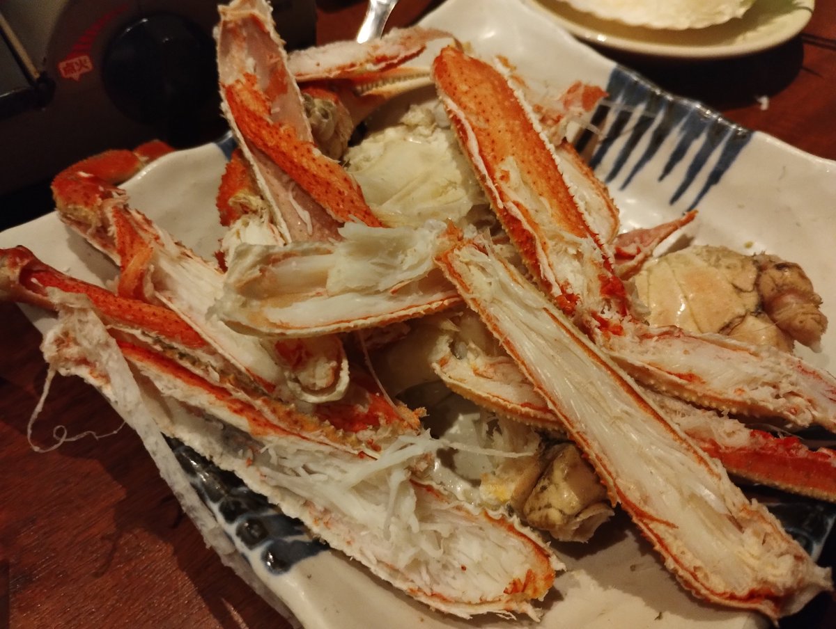 ragna268's tweet photo. 本日は呼ばれたおのっちオフゲーセンで遊んでからの2次会！！！
いつもの身内達で、くろふくさんが綺麗にに蟹を剥いてくれました。
カンパーイ🍺 https://t.co/JT6mXrwHzw