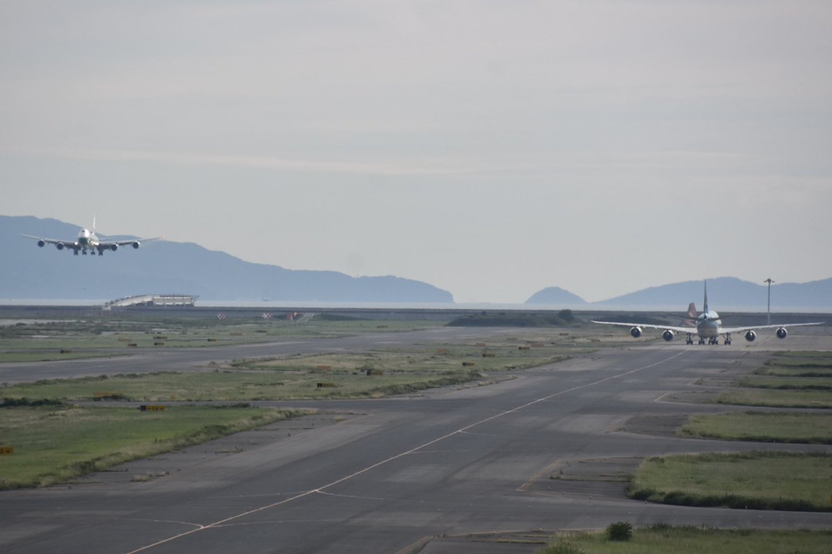 AirplaneVictory's tweet photo. September 19th 2026
Cathay Cargo &amp; Korean Air Cargo
B748F B-LJE&amp; HL7629 at KIX/RJBB
#CathayCargo #KoreanAirCargo
#B748F 
#KansaiInternationalAirport https://t.co/atcL9uNpOg
