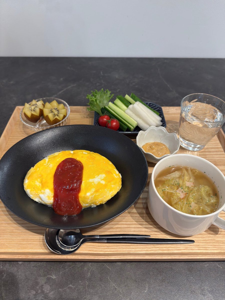 saaaa_nushichaa's tweet photo. だいすきなオムライス♩
野菜スティックは
ディップソースも1から作ってみたよん♩ https://t.co/3sOuEw4iSy