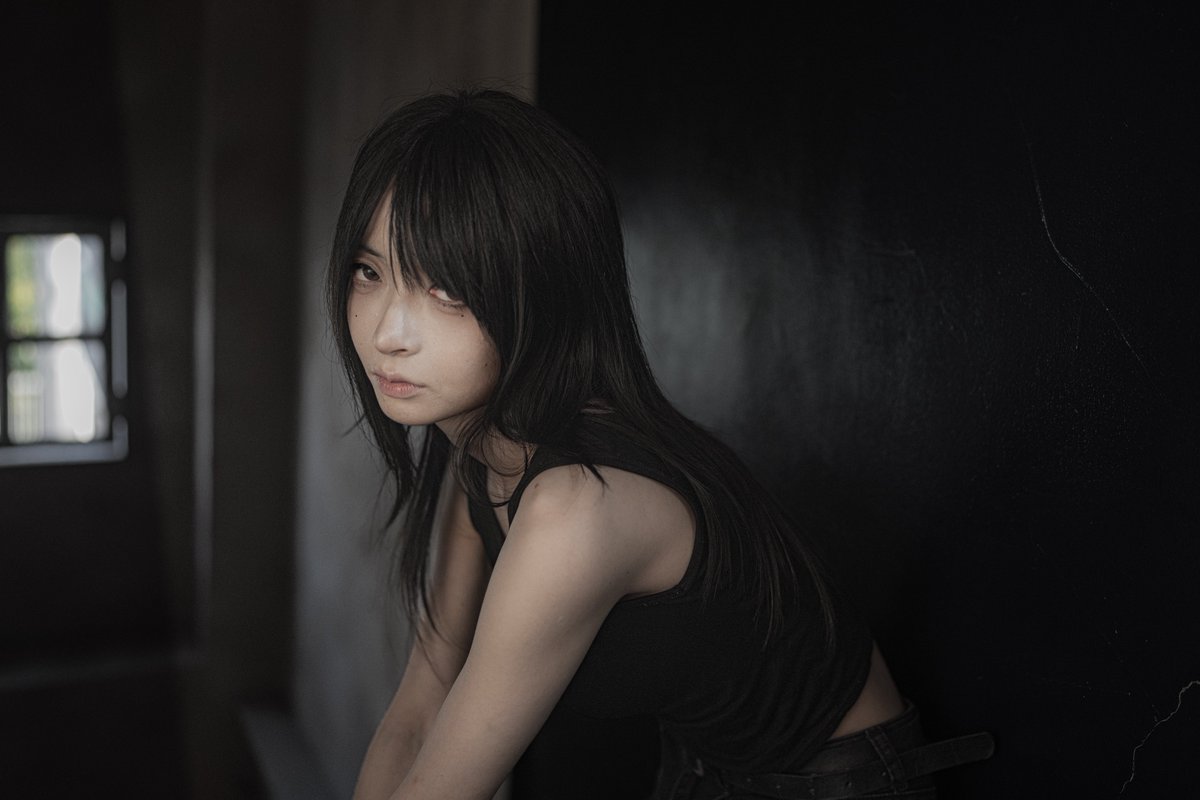 t_nishida3's tweet photo. 「 待ち伏せ 」

霜月 華 さん　@hana_partner 

最近、こんな感じのレタッチ仕上げをする事が増えて来てます😅

この場で最初に意識したのは、右の黒壁に反射している奥の窓からの光と、私の後ろ側の左右から入ってる光の使い方でした👍
ちなみに照明は使っていません。

@photopartnerjp 
#portrait #ポートレート
#RePostしてほしい！