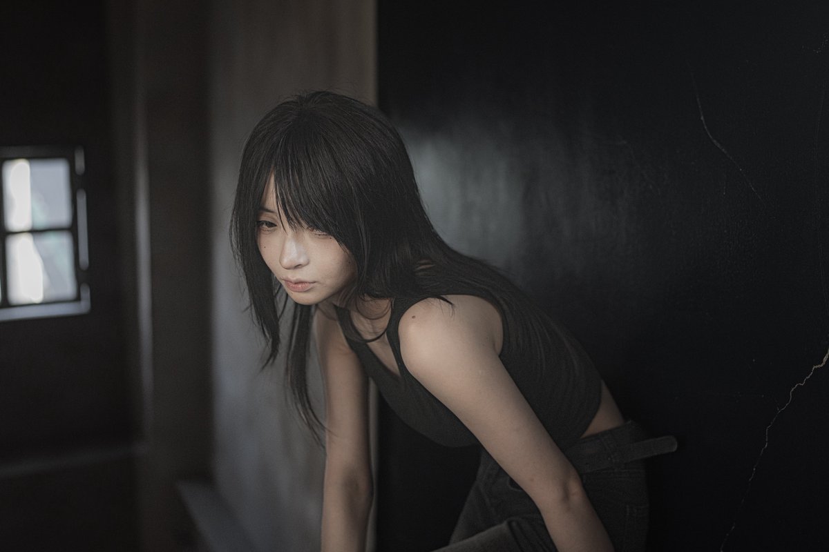t_nishida3's tweet photo. 「 待ち伏せ 」

霜月 華 さん　@hana_partner 

最近、こんな感じのレタッチ仕上げをする事が増えて来てます😅

この場で最初に意識したのは、右の黒壁に反射している奥の窓からの光と、私の後ろ側の左右から入ってる光の使い方でした👍
ちなみに照明は使っていません。

@photopartnerjp 
#portrait #ポートレート
#RePostしてほしい！