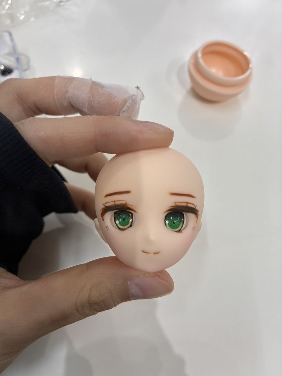 AlshaDolly's tweet photo. パラボックスさんでドールメイク教室参加！！
たくさん勉強になった🥹✨✨ありがもうございました✨
小さいドールの顔すごく描くの難しかったけど、色んな説明受けて、上手く描けて嬉しかった🤍🖤 https://t.co/6uujO7vXRW