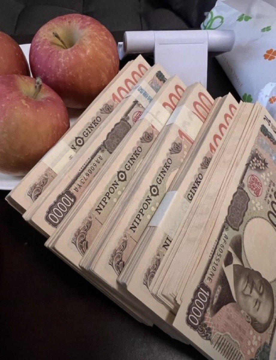 Paypayao3m's tweet photo. 毎月どれくらいで生活できますか？

①30万
②50万　
③100万以上 https://t.co/jmYg85ldon