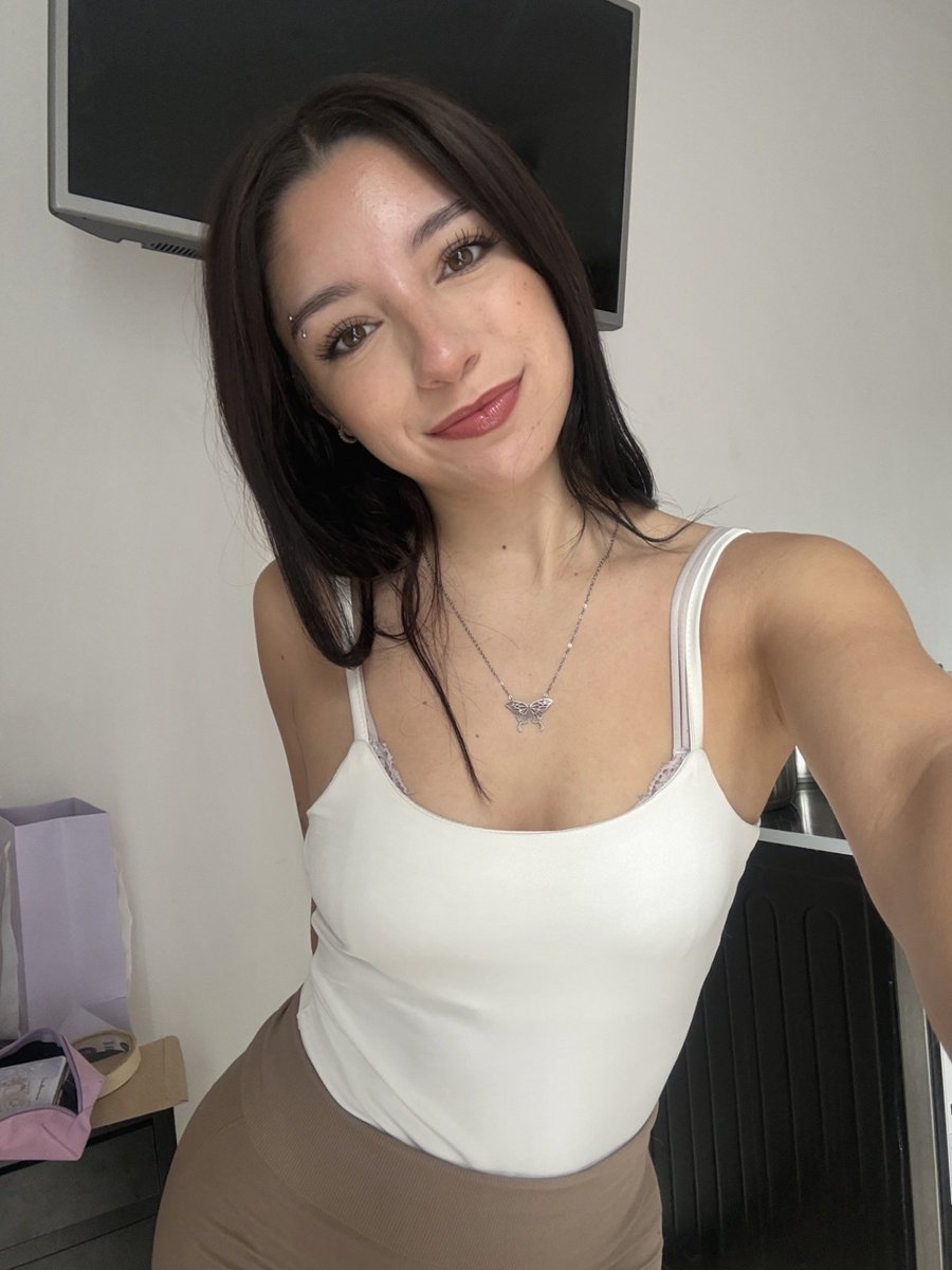vibelunaa4's tweet photo. i'm just a sweetheart trying her best ☁️ https://t.co/Y07FPkHTso