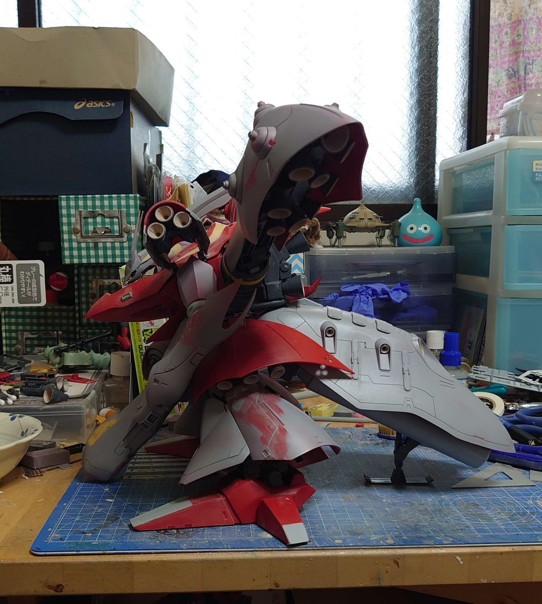 debkichi's tweet photo. デカいキットを完成させるのは難しいもんだ😑
次々に完成させるモデラーの方達はほんま凄いと思う
やっと上半身、肩アーマー拡大とファンネル小型化
完成まだまだ
#ナイチンゲール https://t.co/j1HkQmLet4