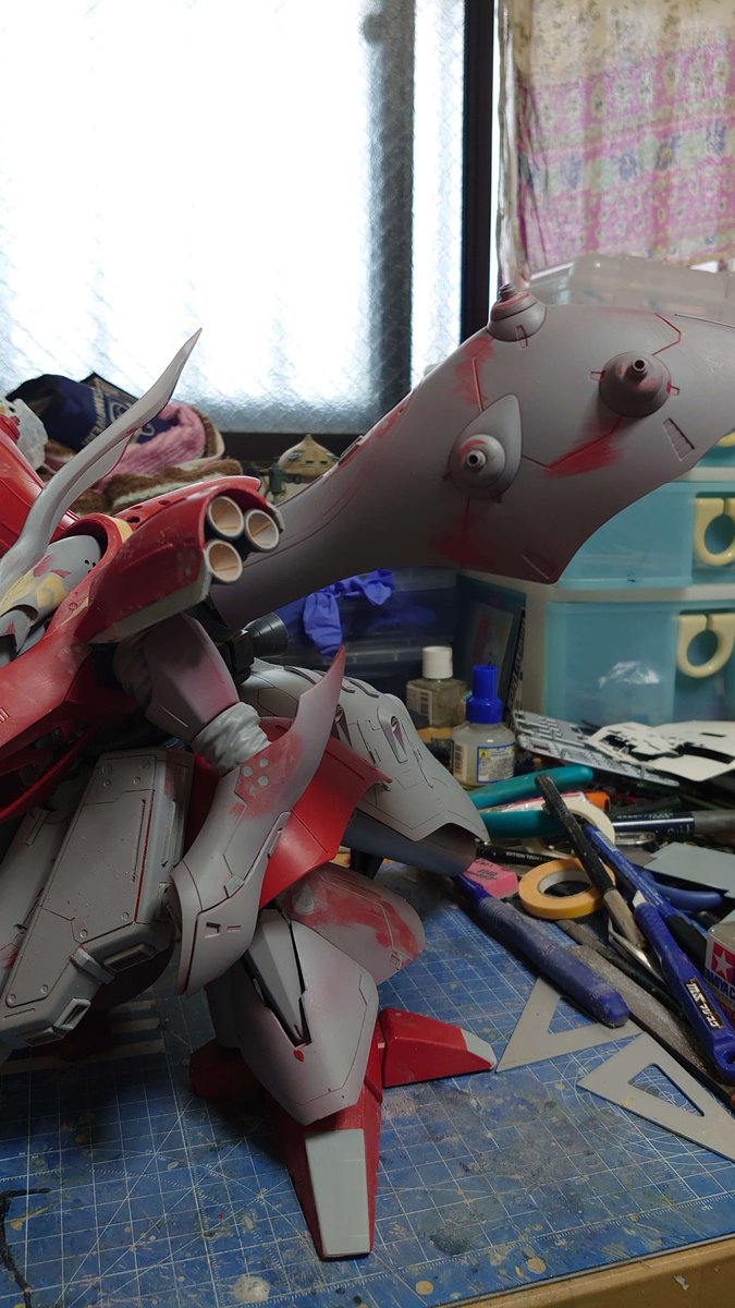 debkichi's tweet photo. デカいキットを完成させるのは難しいもんだ😑
次々に完成させるモデラーの方達はほんま凄いと思う
やっと上半身、肩アーマー拡大とファンネル小型化
完成まだまだ
#ナイチンゲール https://t.co/j1HkQmLet4