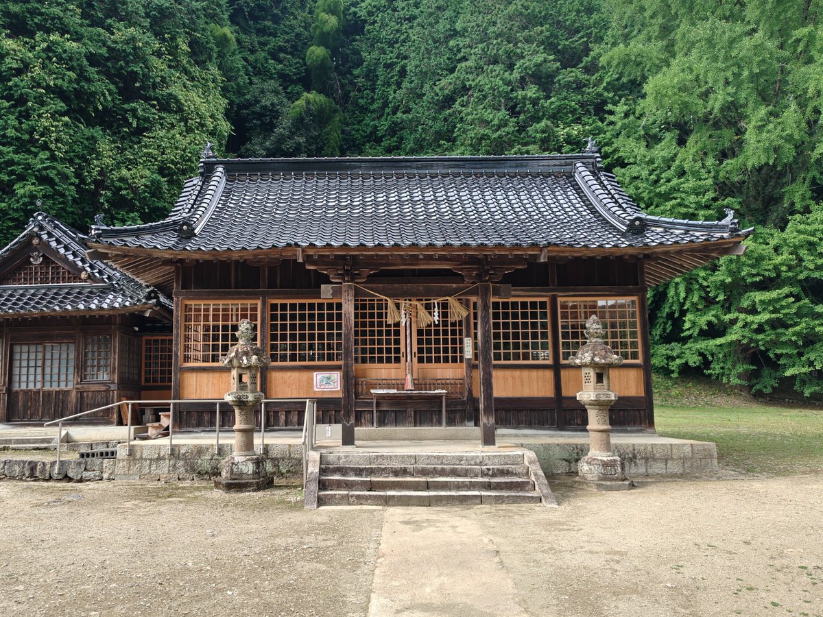 PILEUPREVERSI's tweet photo. インスタでいつもいいねをしてくれる岡山県真庭市にある高田神社へ行ってきた！
何かの撮影隊がいたのを下ってもらって鳥居を撮影したのだが機材の一部が写ってるw
#真庭市 https://t.co/fiN5y5MLHy